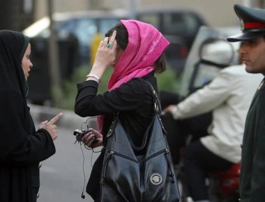 Ιράν: Συνελήφθη 2η γυναίκα που κυκλοφορούσε χωρίς μαντίλα στην Τεχεράνη (φωτό, βίντεο)